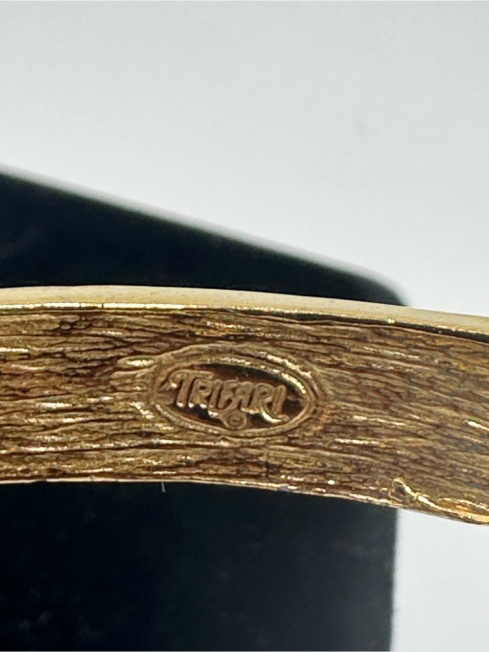 Trifari Gold-Tone Bangle with Black Enamel Inlay, Vintage - Picture 3 of 8